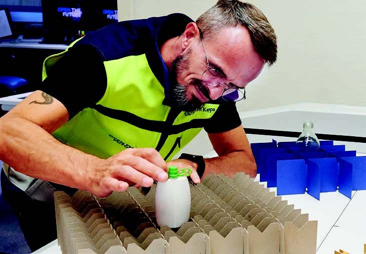 Spezialist fürs passende Gefach: Entwicklungsleiter Boleslaw Kahl, der gerade den Sitz eines
Smoothie-Fläschchens testet.