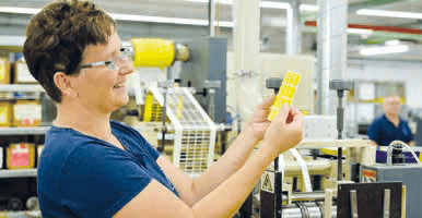 Präzise: Susanne Berndt bedient eine Maschine, die Etiketten
ausstanzt – etwa knallbunte Aufkleber.