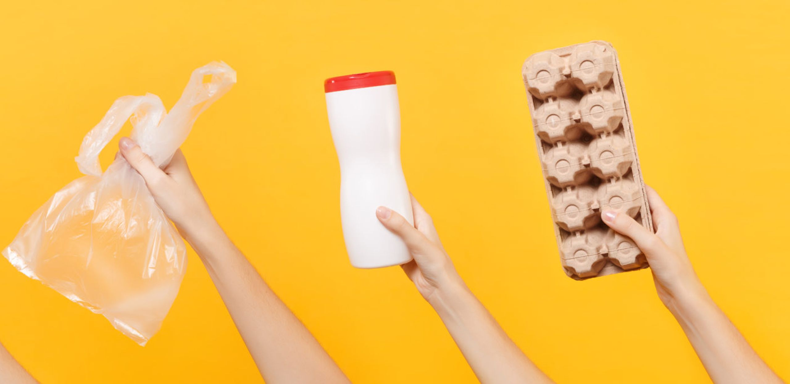 Fröhlicher Jugendlicher isst Chips aus runder Verpackung