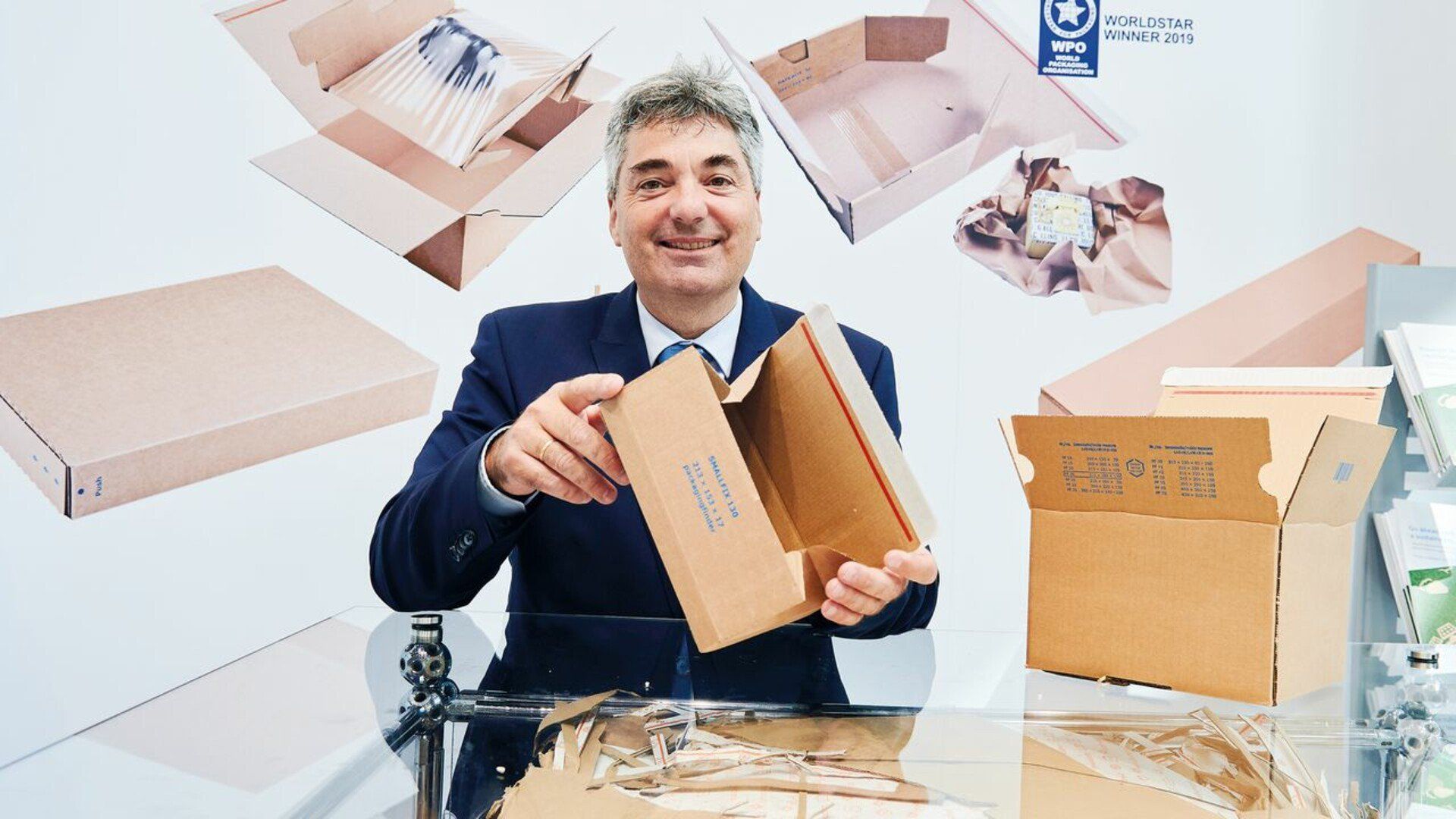 Messe Fachpack in Nürnberg - Gut eingepackt: Joachim Heckler von Drei-V zeigt Verpackungen für den Versandhandel.